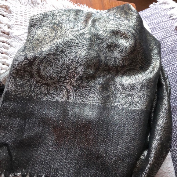 Scarf- super chic! - Picture 4 of 5